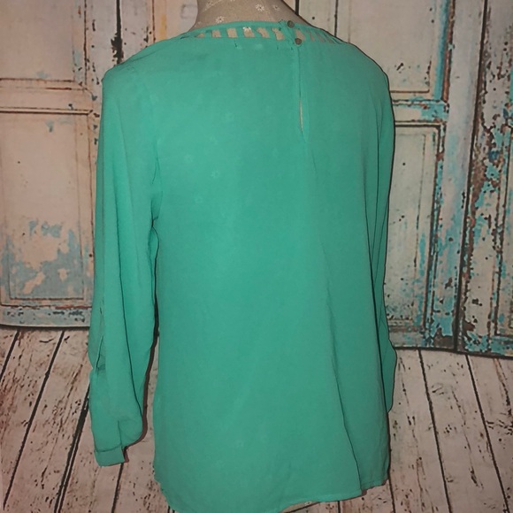 SKIES ARE BLUE~Lattice Shoulder Cut-Out Top~M - Picture 3 of 7